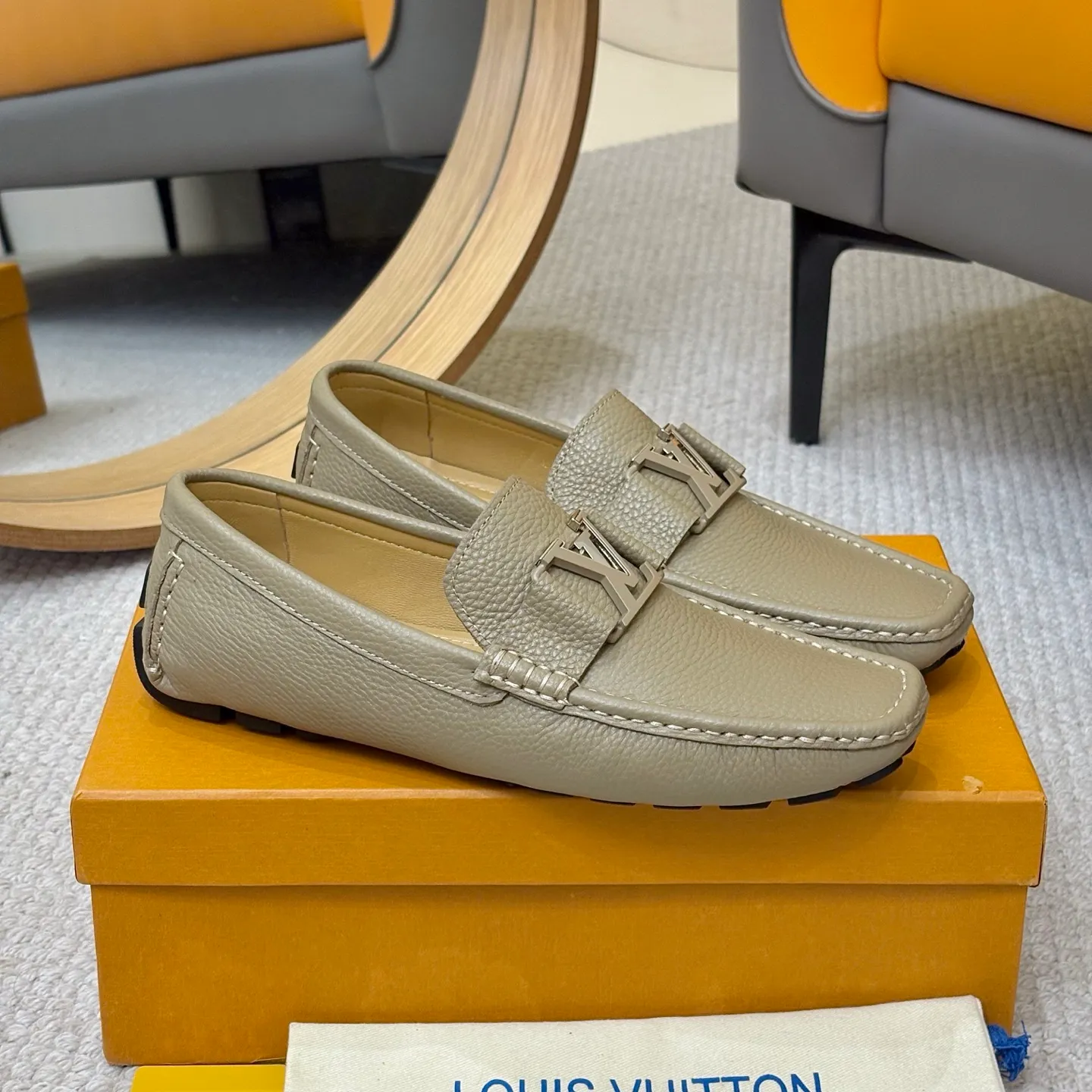 Men's men's shoes 💰420 (Yangli) LV 2⃣️0⃣️2⃣️5️⃣Spring and summer counter GLORIA series models ✈️Original factory special leather production, original last type. A classic driving slip-on casual shoe that shows an elegant style with exquisite craftsmanship details such as Monogram embossing all over the upper🌀Italian imported calfskin fabric Sheepskin foot pads➕Inside～Private mold replica sole Unique style Comfortable driving slip-on Size: 4-12 (38-46) Comes with [Counter packaging: original box, wrapping paper, card, instruction manual, shoehorn, cloth bag] No pressure to enter and leave the counter!